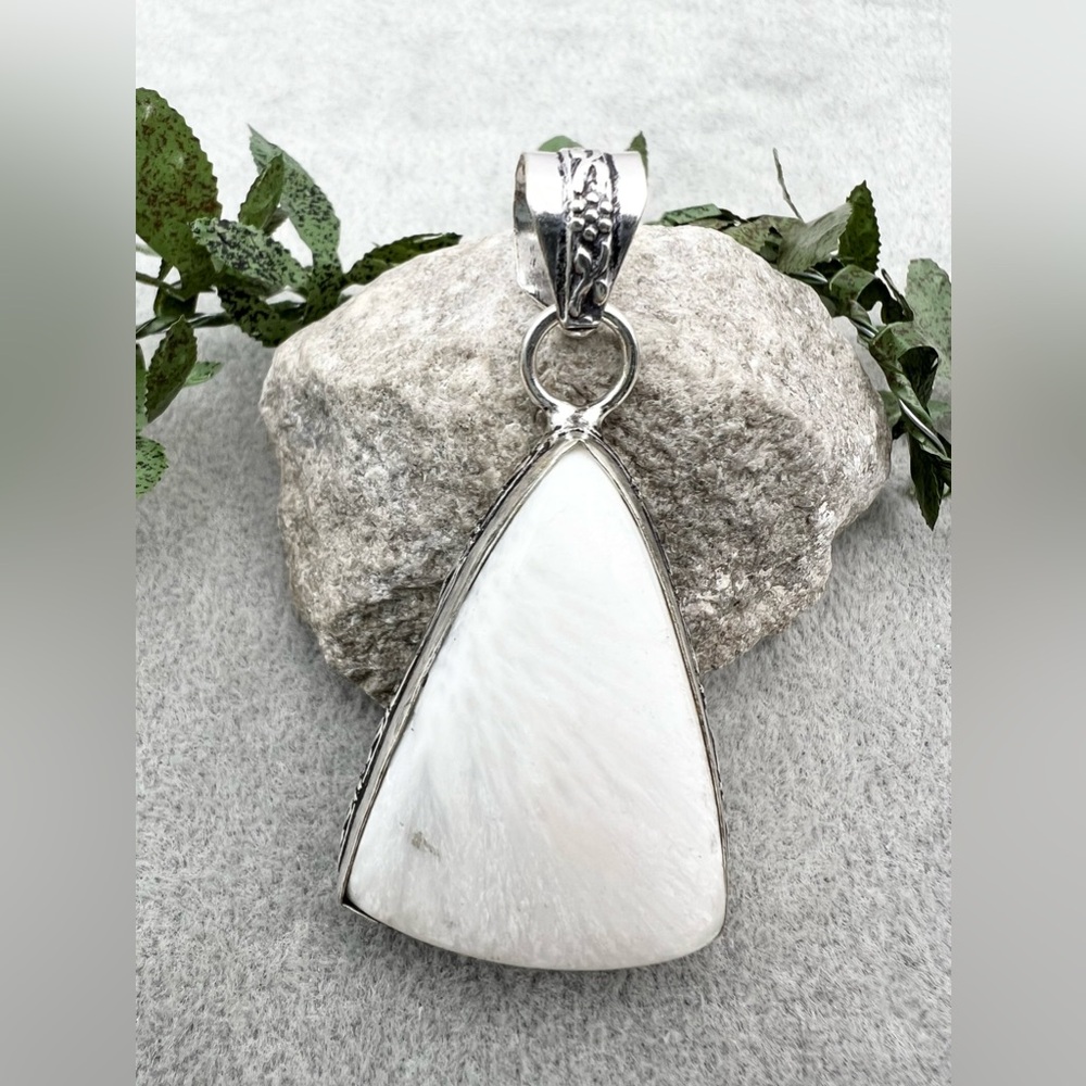 SCOLECITE PENDANT